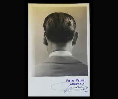 Fotografia di spalle di Mario di Maio atta ad accertare l’entità dello sfregio permanente all'orecchio.